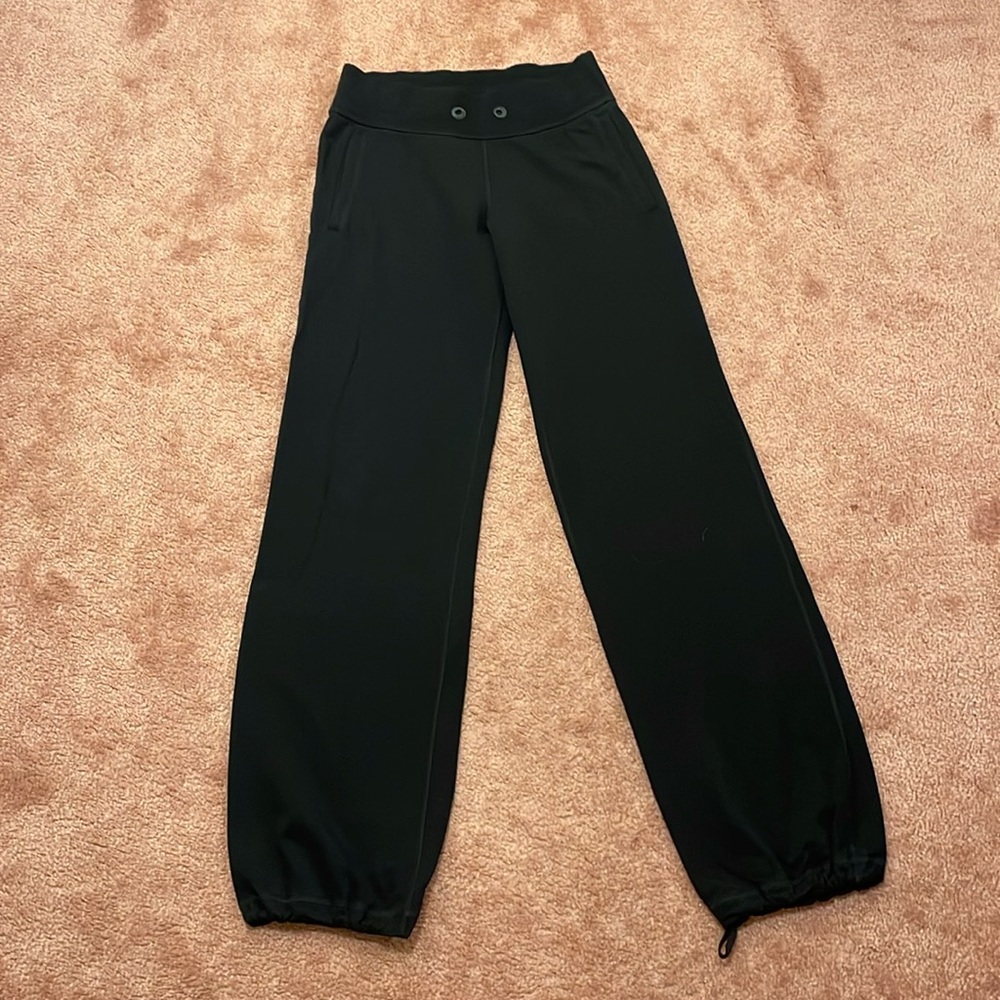 Lululemon Y2K wide leg/cinched cuff jogger EUC